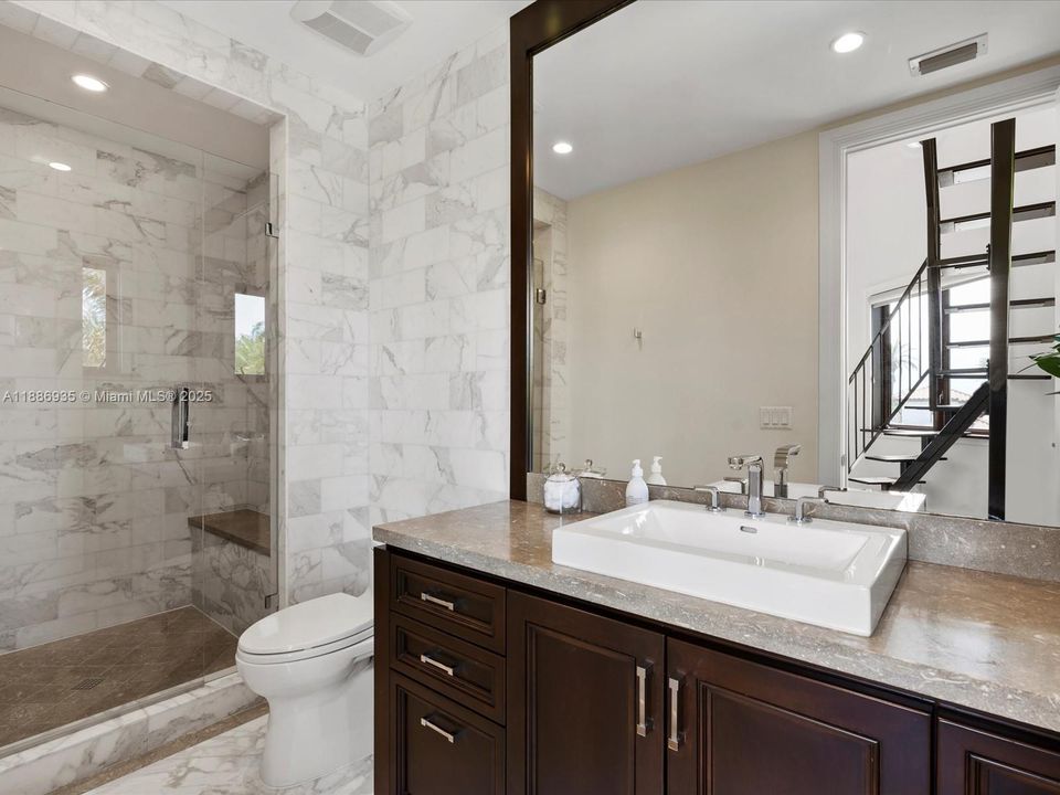 最近售出: $14,495,000 (6 贝兹, 6 浴室, 8936 平方英尺)