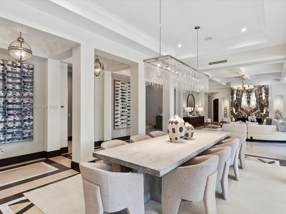 最近售出: $14,495,000 (6 贝兹, 6 浴室, 8936 平方英尺)