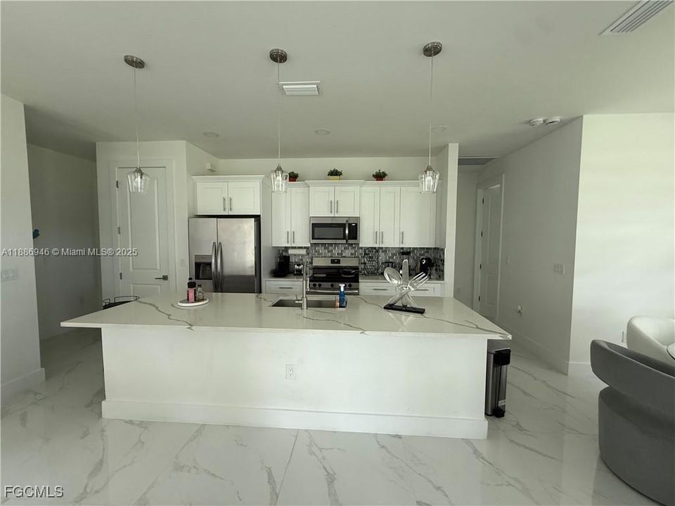 合同活跃: $325,000 (3 贝兹, 2 浴室, 0 平方英尺)