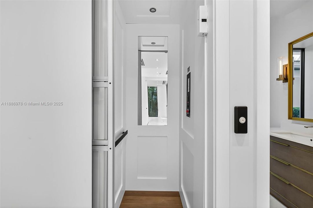 待售: $7,200,000 (4 贝兹, 5 浴室, 3949 平方英尺)