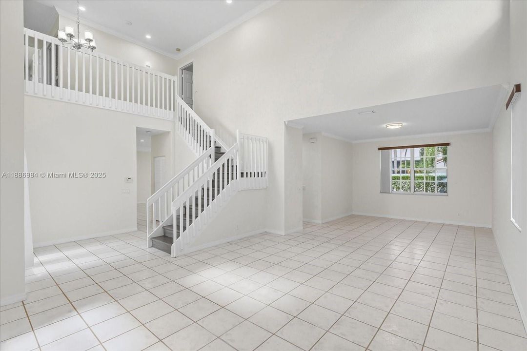 Activo con contrato: $850,000 (4 camas, 2 baños, 2730 Pies cuadrados)