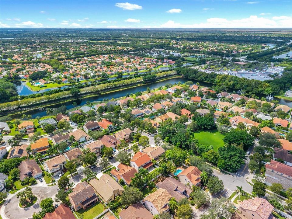 Activo con contrato: $850,000 (4 camas, 2 baños, 2730 Pies cuadrados)