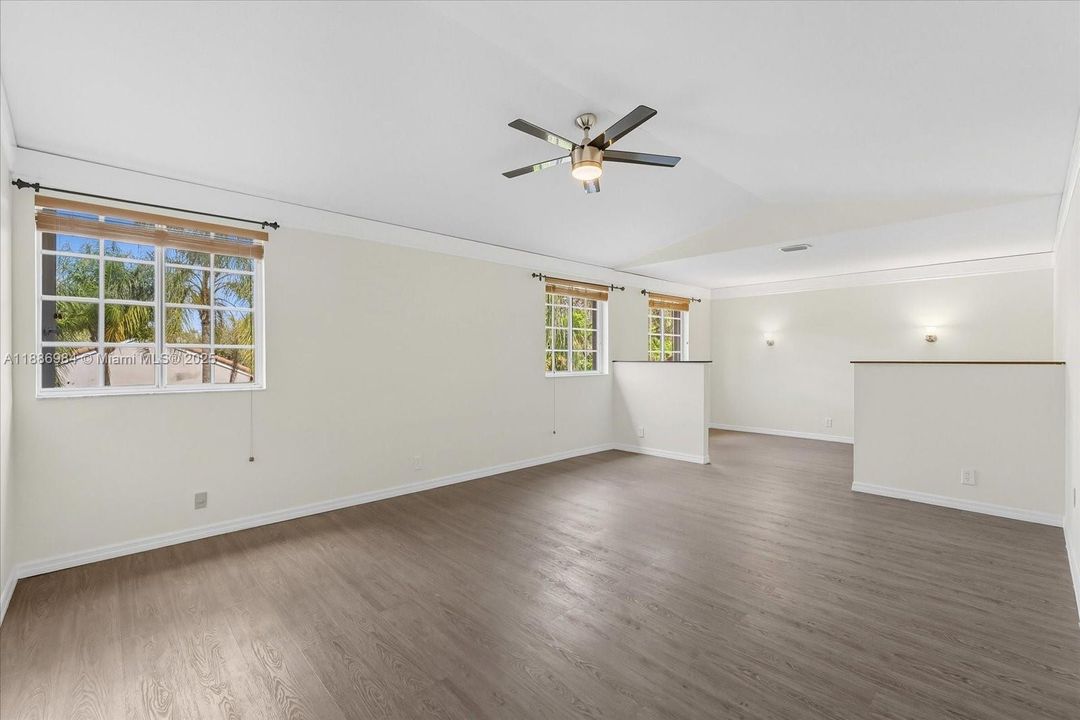 Activo con contrato: $850,000 (4 camas, 2 baños, 2730 Pies cuadrados)