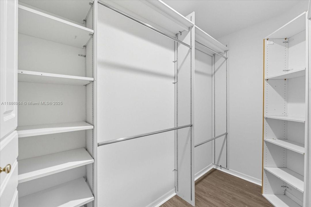 Activo con contrato: $850,000 (4 camas, 2 baños, 2730 Pies cuadrados)