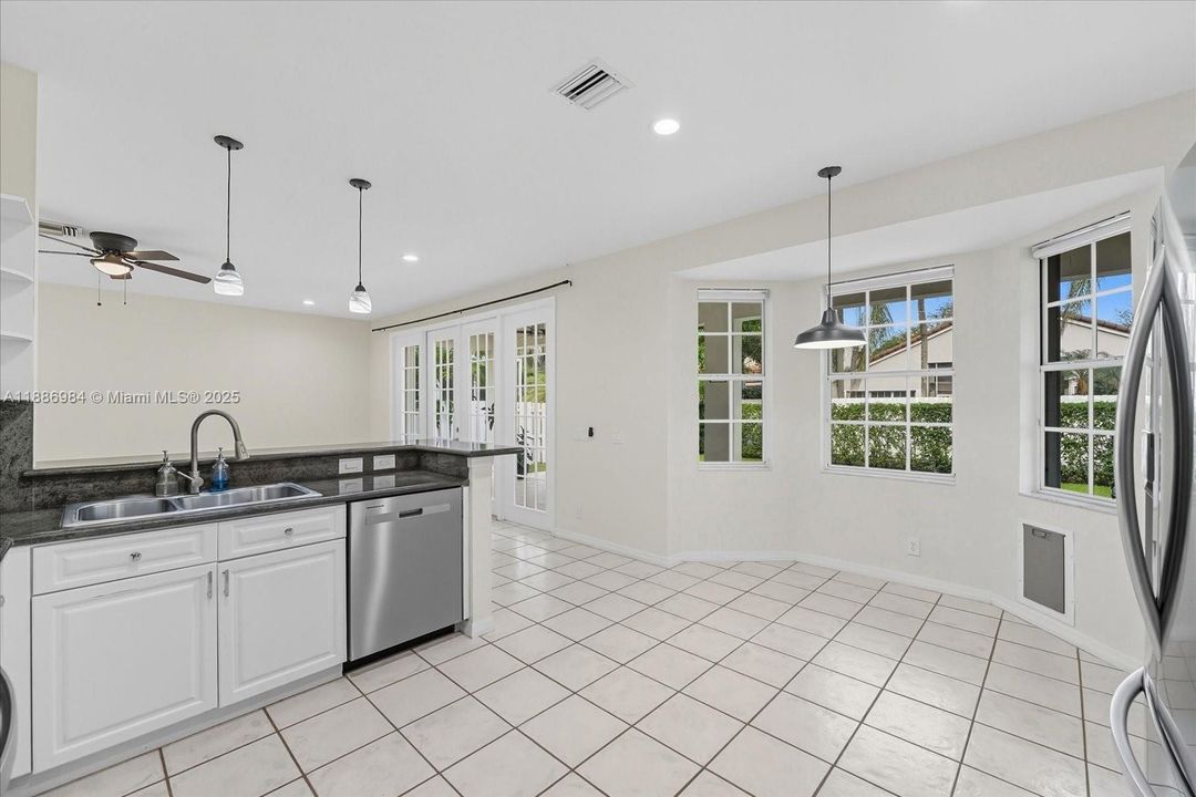 Activo con contrato: $850,000 (4 camas, 2 baños, 2730 Pies cuadrados)