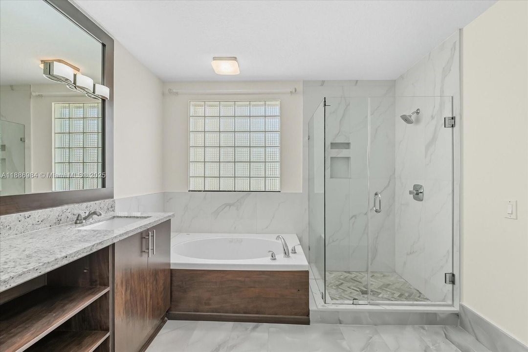 Activo con contrato: $850,000 (4 camas, 2 baños, 2730 Pies cuadrados)