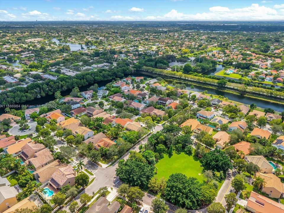 Activo con contrato: $850,000 (4 camas, 2 baños, 2730 Pies cuadrados)