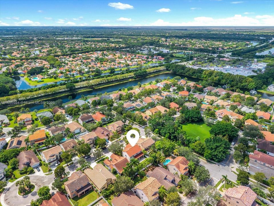 Activo con contrato: $850,000 (4 camas, 2 baños, 2730 Pies cuadrados)