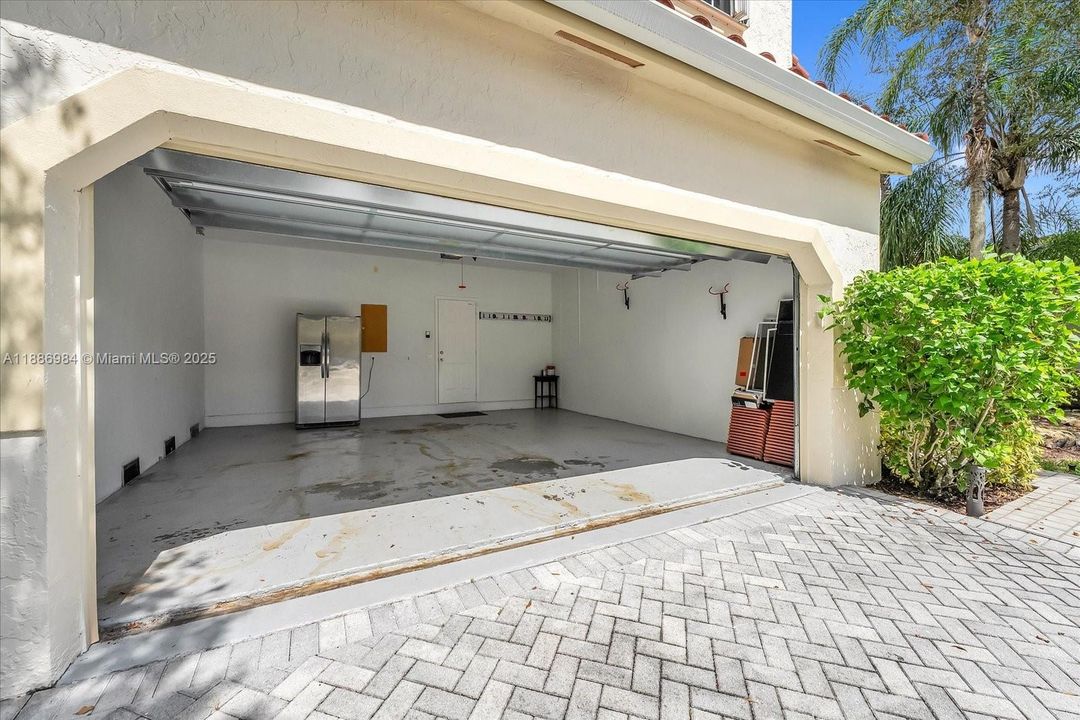 Activo con contrato: $850,000 (4 camas, 2 baños, 2730 Pies cuadrados)