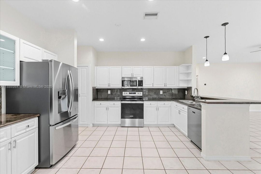 Activo con contrato: $850,000 (4 camas, 2 baños, 2730 Pies cuadrados)