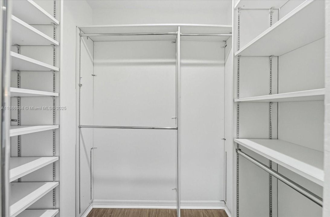 Activo con contrato: $850,000 (4 camas, 2 baños, 2730 Pies cuadrados)