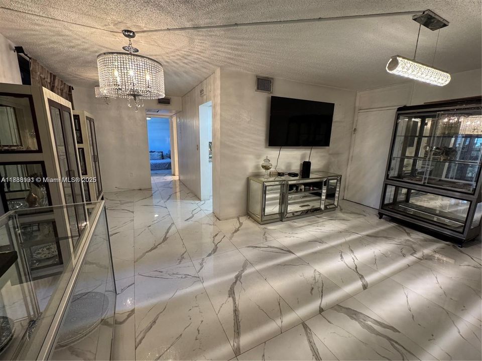 待售: $160,000 (1 贝兹, 1 浴室, 810 平方英尺)