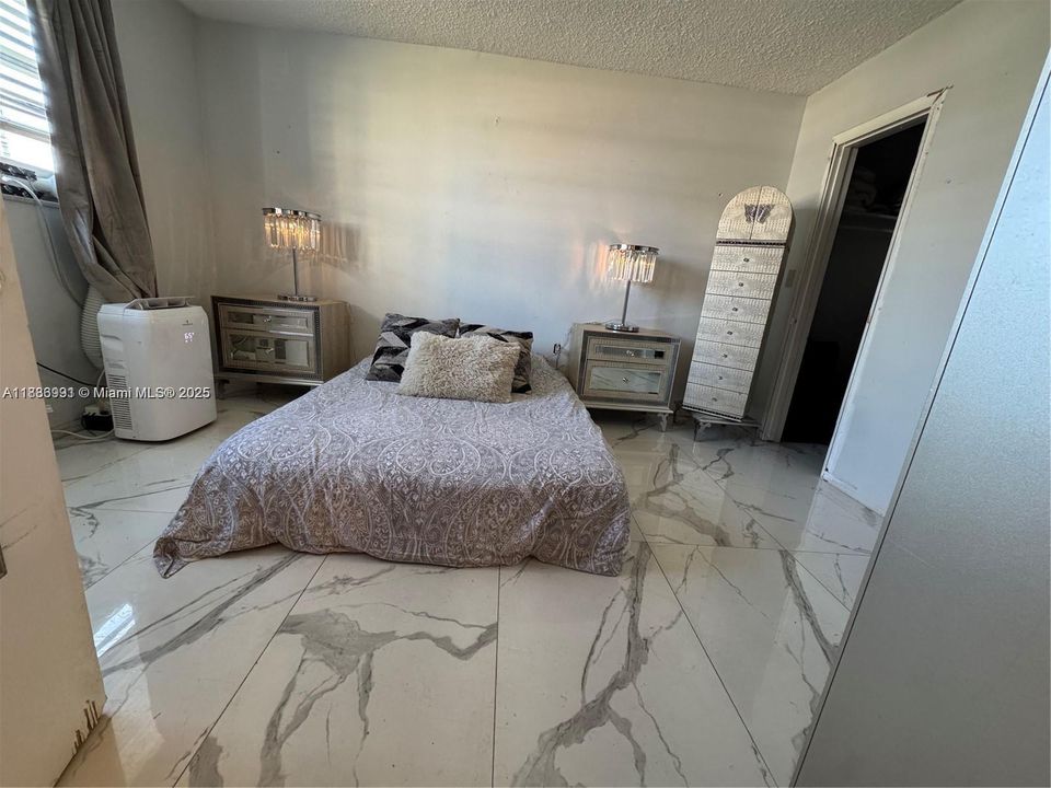 待售: $160,000 (1 贝兹, 1 浴室, 810 平方英尺)