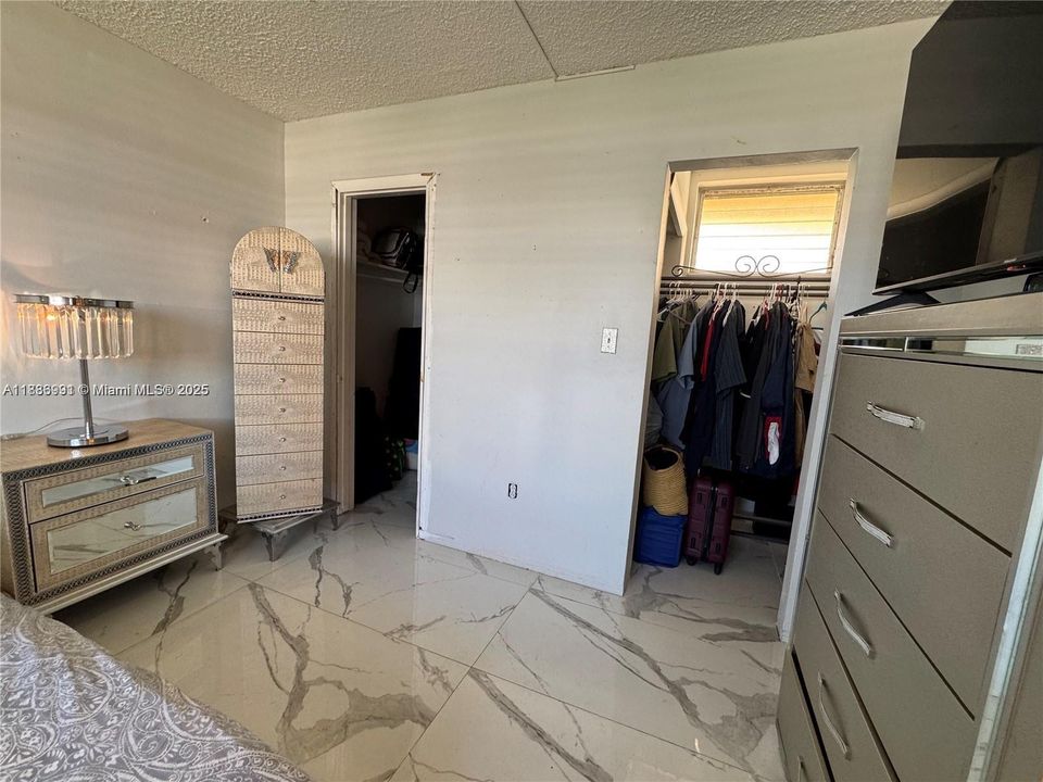 待售: $160,000 (1 贝兹, 1 浴室, 810 平方英尺)