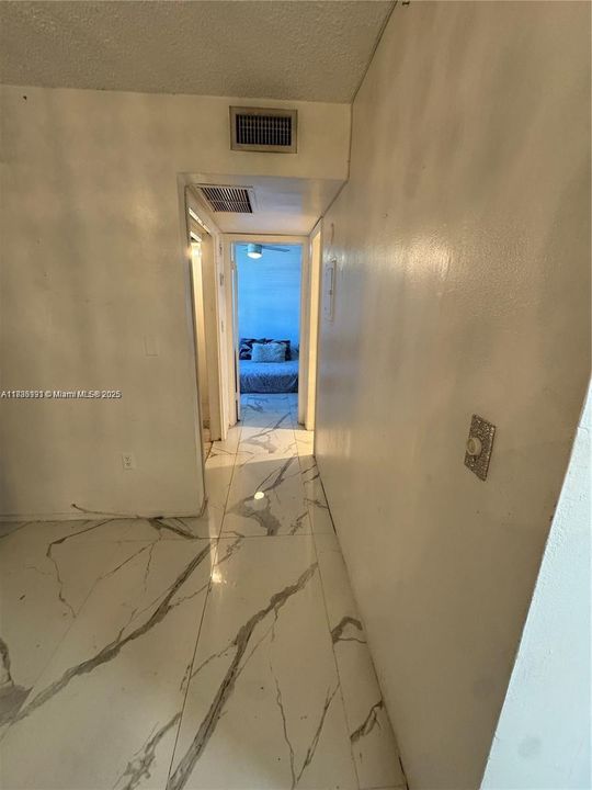 待售: $160,000 (1 贝兹, 1 浴室, 810 平方英尺)