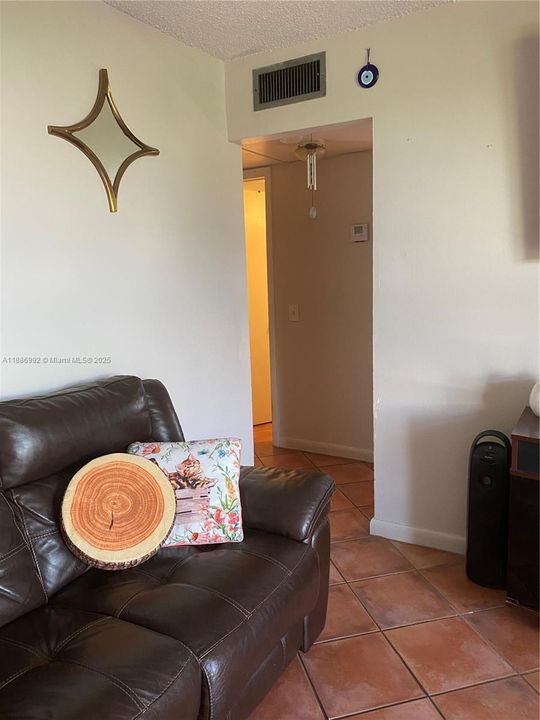 For Sale: $272,000 (2 beds, 2 baths, 900 Square Feet)