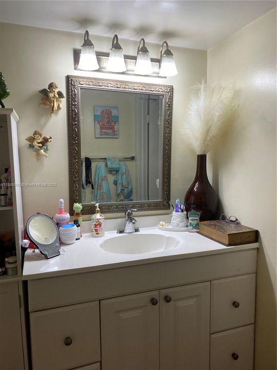 For Sale: $272,000 (2 beds, 2 baths, 900 Square Feet)