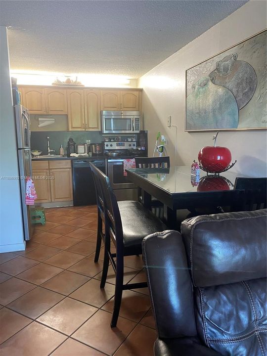 For Sale: $272,000 (2 beds, 2 baths, 900 Square Feet)