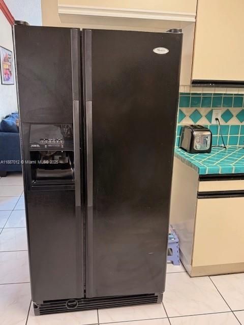 Active With Contract: $245,000 (2 beds, 1 baths, 841 Square Feet)