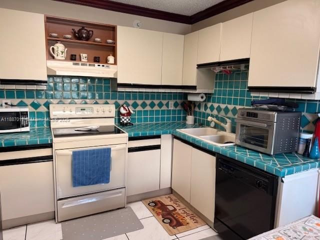 Active With Contract: $245,000 (2 beds, 1 baths, 841 Square Feet)