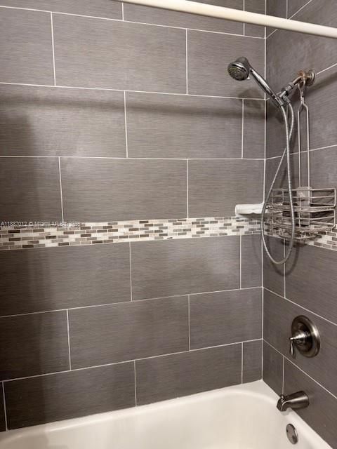 Active With Contract: $245,000 (2 beds, 1 baths, 841 Square Feet)