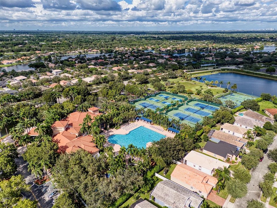 Под контрактом: $739,900 (4 спален, 3 ванн, 2102 Квадратных фут)