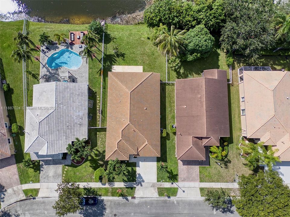 Под контрактом: $739,900 (4 спален, 3 ванн, 2102 Квадратных фут)