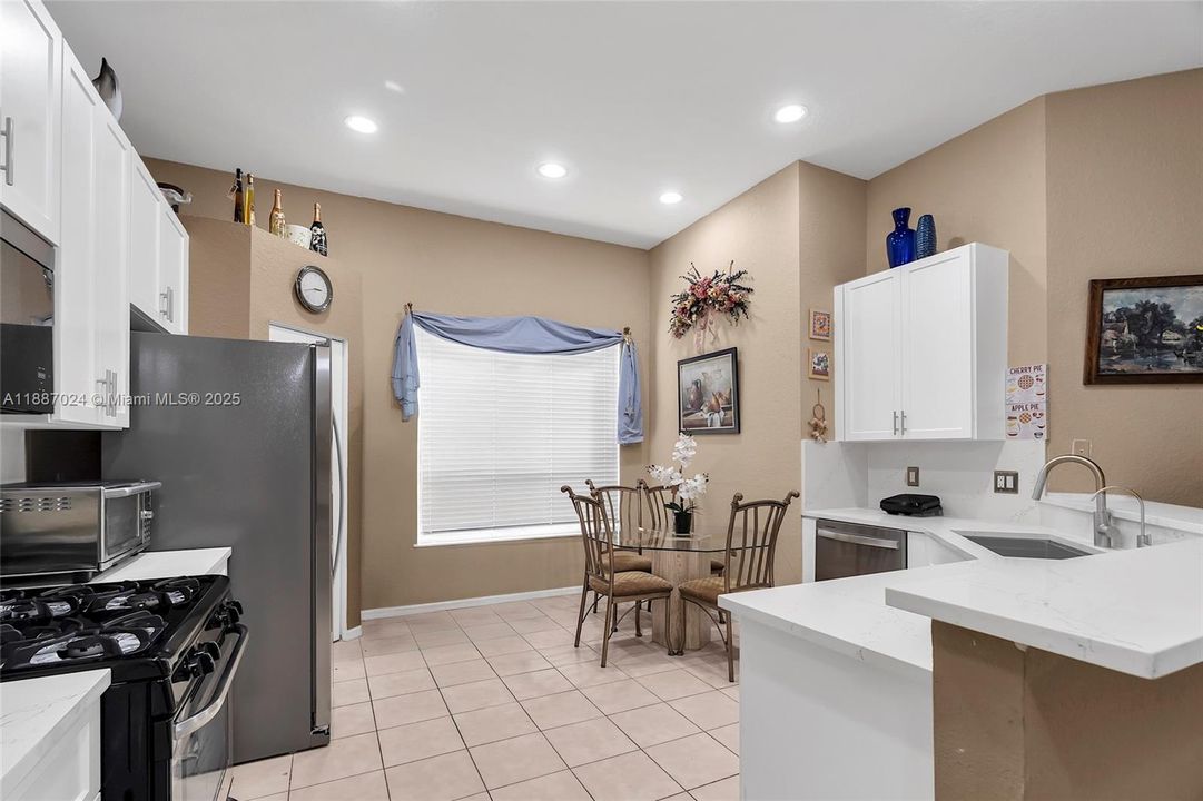 Под контрактом: $739,900 (4 спален, 3 ванн, 2102 Квадратных фут)