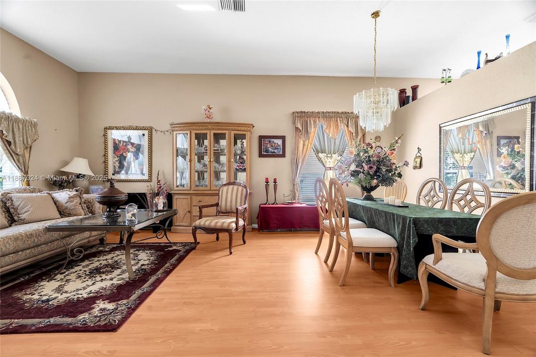 Под контрактом: $739,900 (4 спален, 3 ванн, 2102 Квадратных фут)