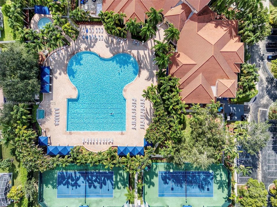 Под контрактом: $739,900 (4 спален, 3 ванн, 2102 Квадратных фут)