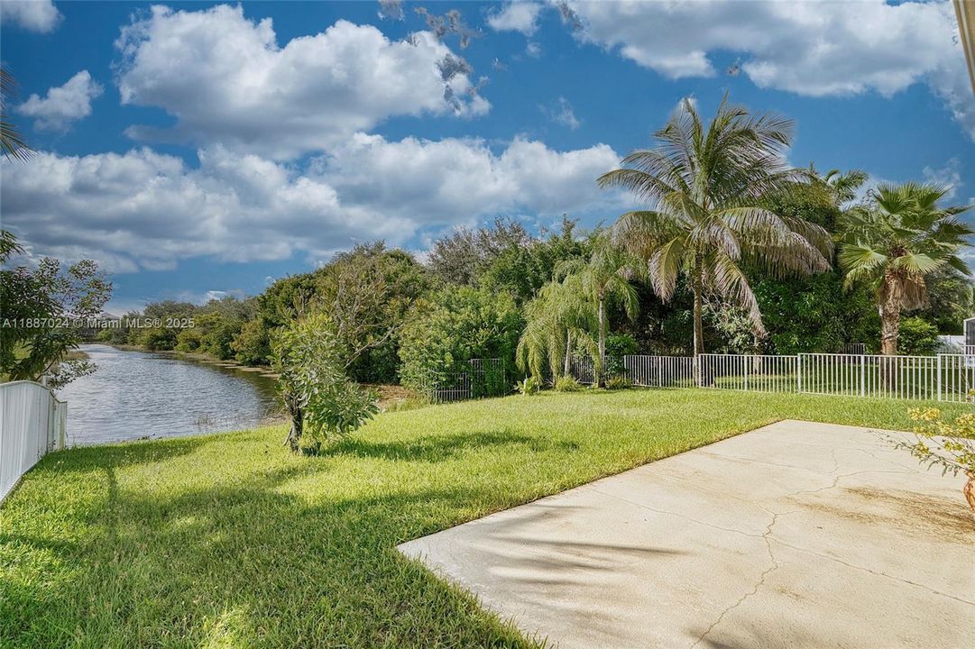 Под контрактом: $739,900 (4 спален, 3 ванн, 2102 Квадратных фут)