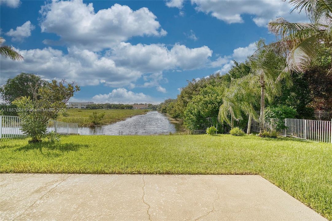 Под контрактом: $739,900 (4 спален, 3 ванн, 2102 Квадратных фут)