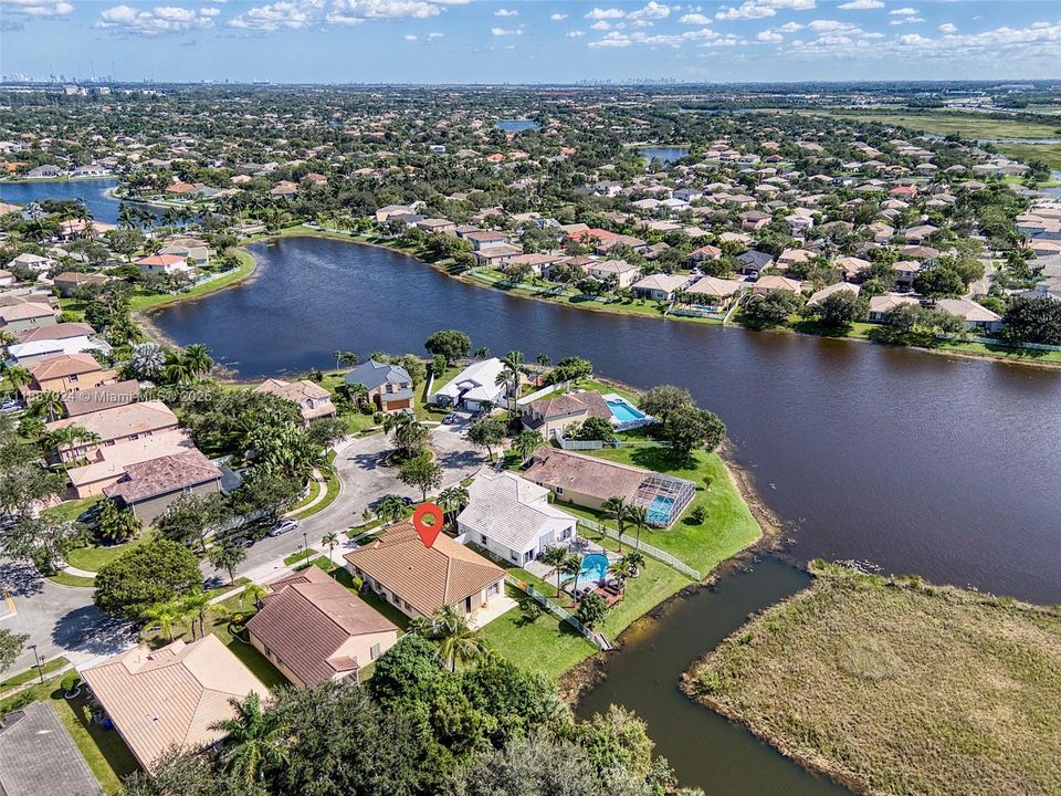 Под контрактом: $739,900 (4 спален, 3 ванн, 2102 Квадратных фут)