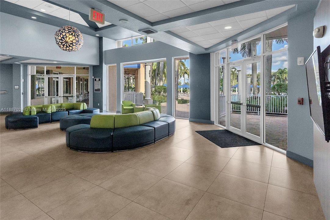 Под контрактом: $739,900 (4 спален, 3 ванн, 2102 Квадратных фут)