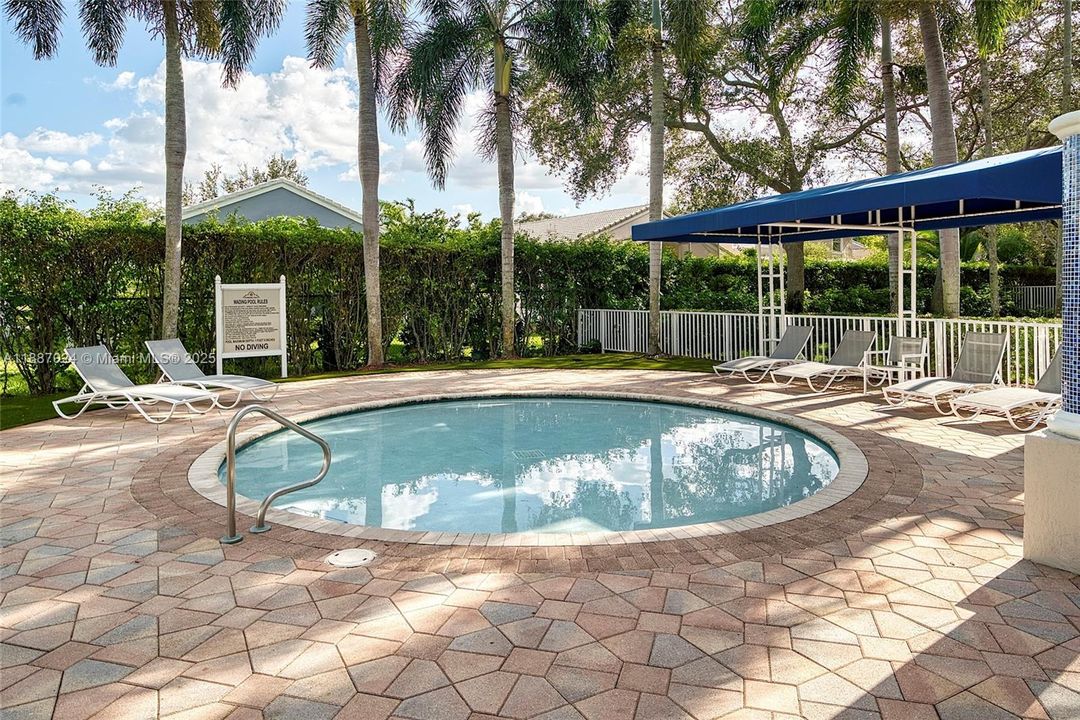 Под контрактом: $739,900 (4 спален, 3 ванн, 2102 Квадратных фут)