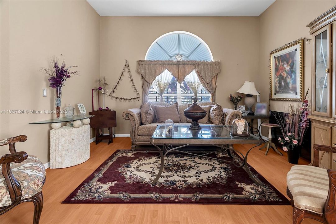 Под контрактом: $739,900 (4 спален, 3 ванн, 2102 Квадратных фут)