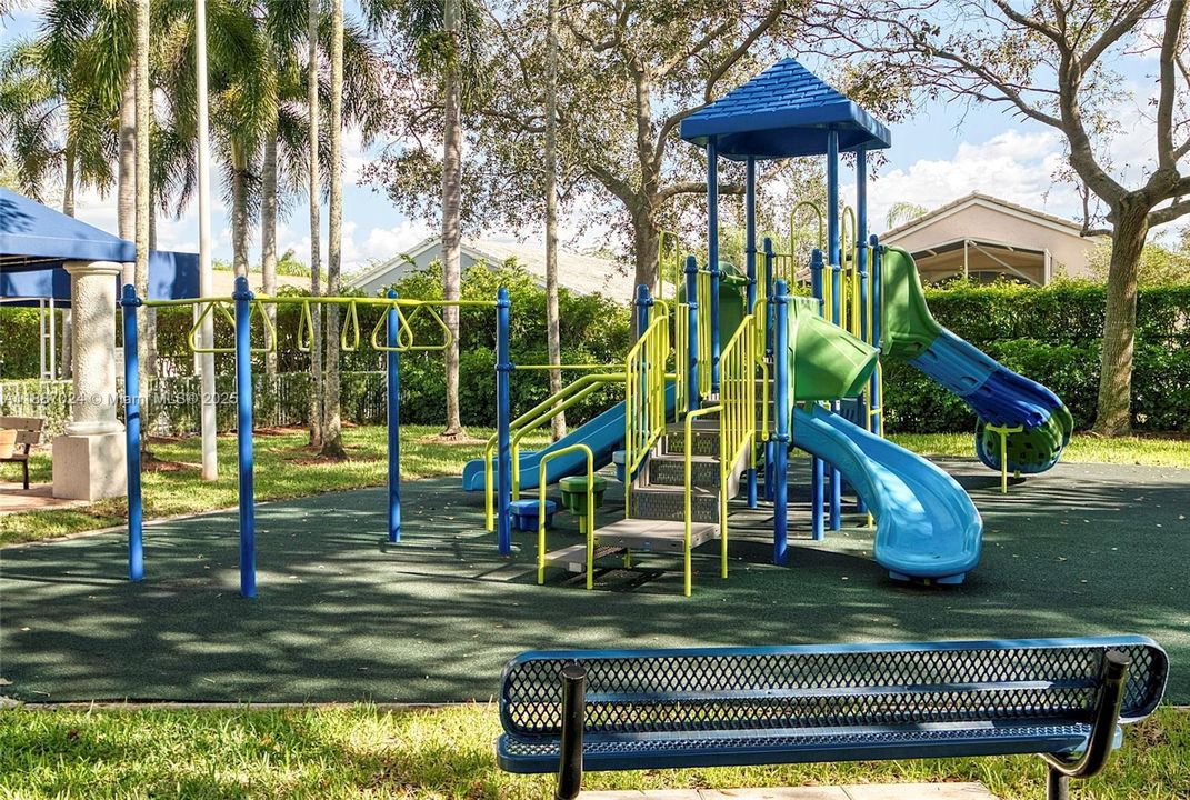 Под контрактом: $739,900 (4 спален, 3 ванн, 2102 Квадратных фут)