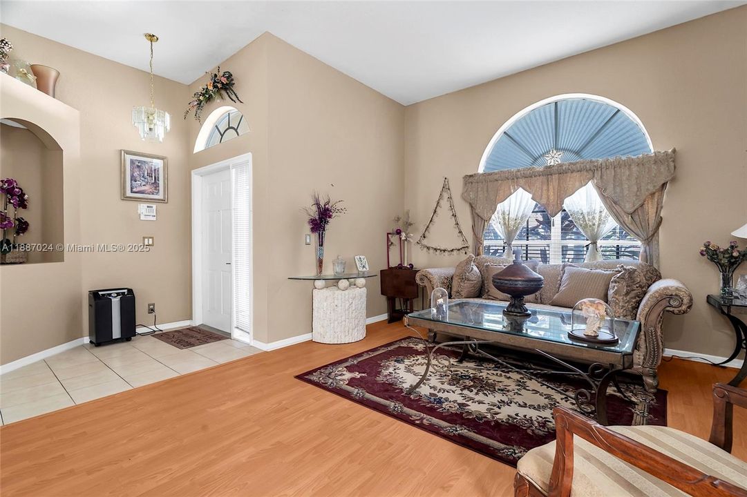 Под контрактом: $739,900 (4 спален, 3 ванн, 2102 Квадратных фут)