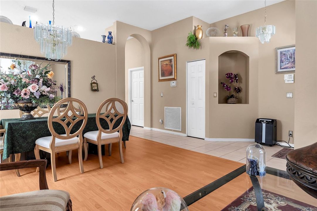 Под контрактом: $739,900 (4 спален, 3 ванн, 2102 Квадратных фут)