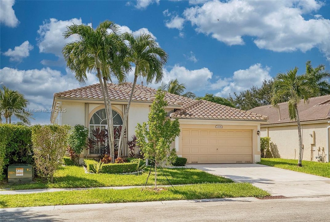 Под контрактом: $739,900 (4 спален, 3 ванн, 2102 Квадратных фут)