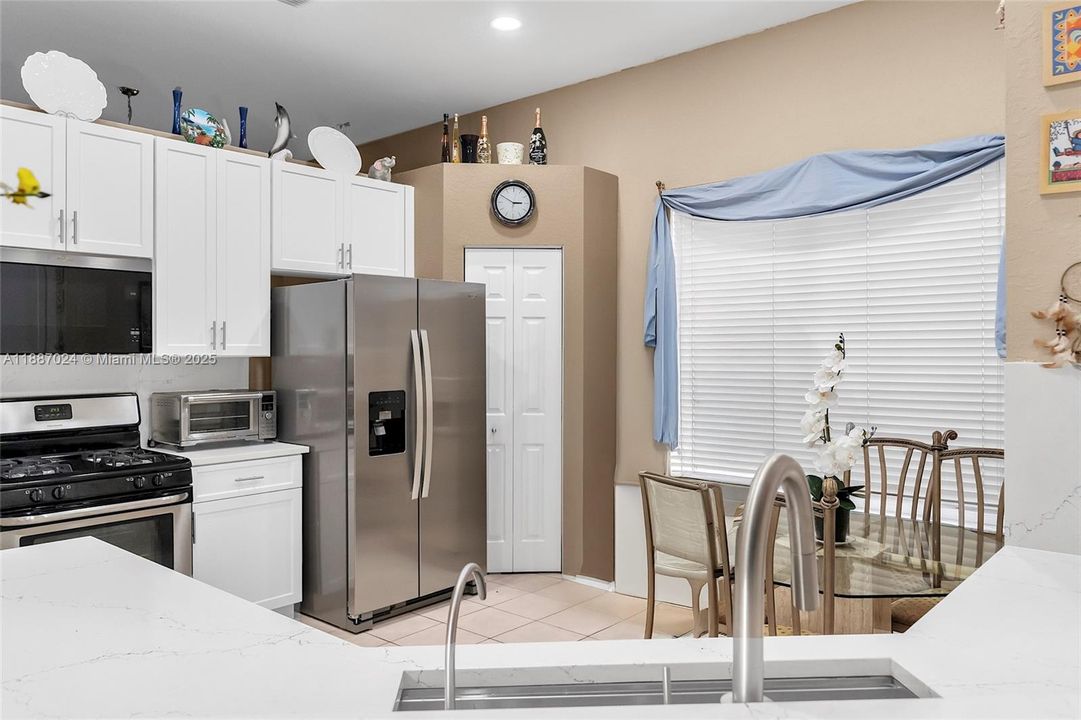 Под контрактом: $739,900 (4 спален, 3 ванн, 2102 Квадратных фут)