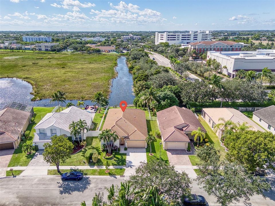 Под контрактом: $739,900 (4 спален, 3 ванн, 2102 Квадратных фут)