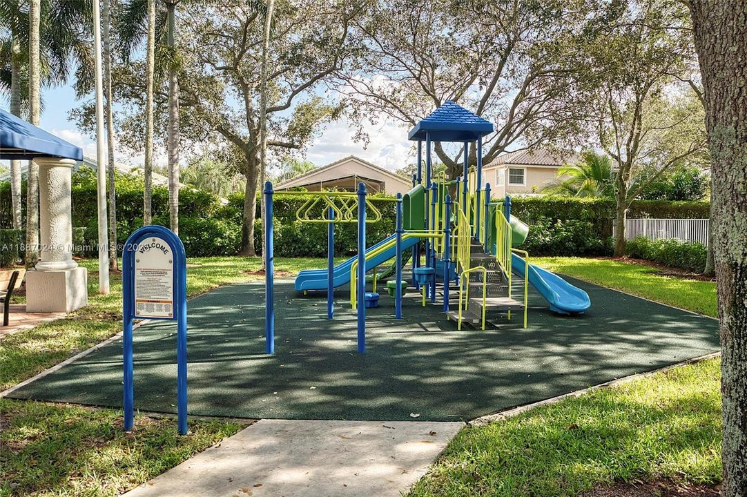 Под контрактом: $739,900 (4 спален, 3 ванн, 2102 Квадратных фут)