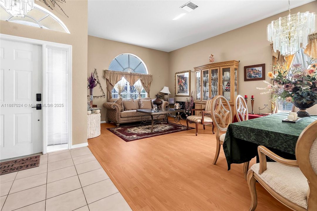 Под контрактом: $739,900 (4 спален, 3 ванн, 2102 Квадратных фут)