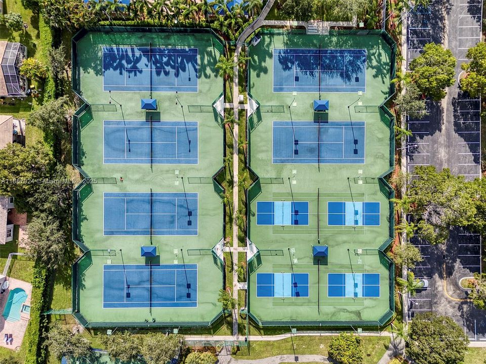 Под контрактом: $739,900 (4 спален, 3 ванн, 2102 Квадратных фут)