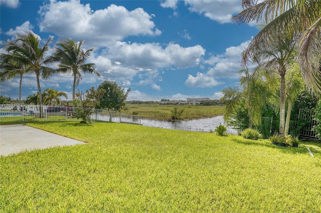 Под контрактом: $739,900 (4 спален, 3 ванн, 2102 Квадратных фут)