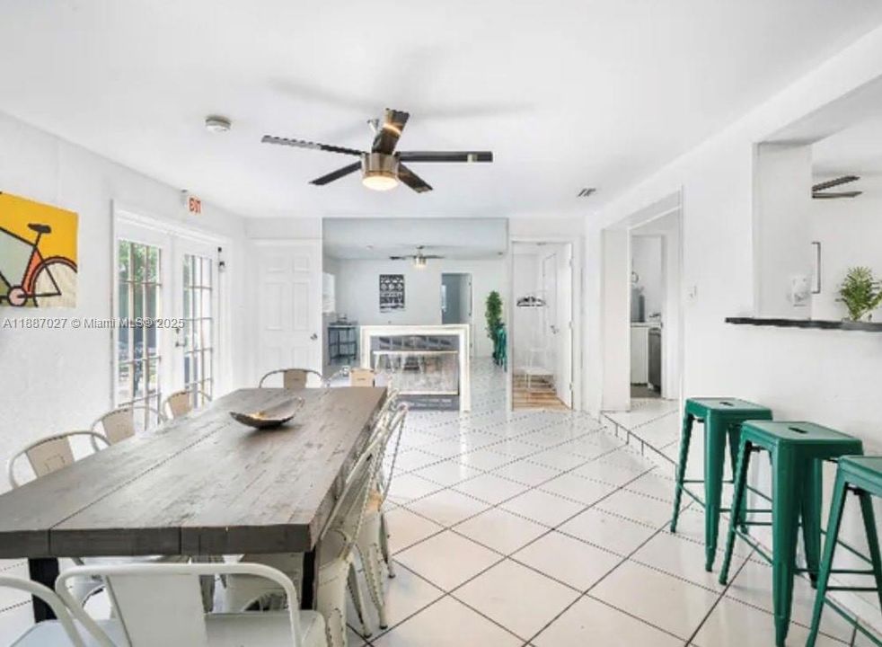 合同活跃: $4,500 (5 贝兹, 3 浴室, 1702 平方英尺)