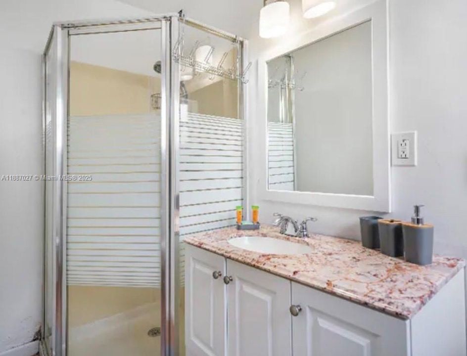 合同活跃: $4,500 (5 贝兹, 3 浴室, 1702 平方英尺)