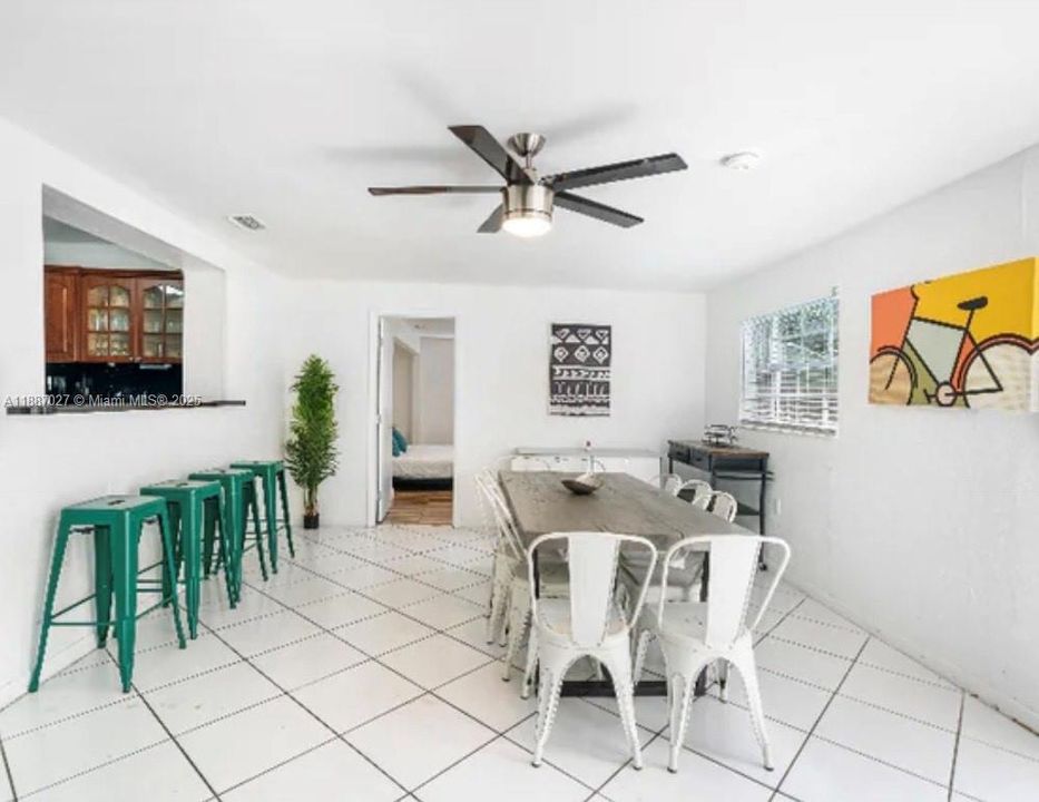 合同活跃: $4,500 (5 贝兹, 3 浴室, 1702 平方英尺)