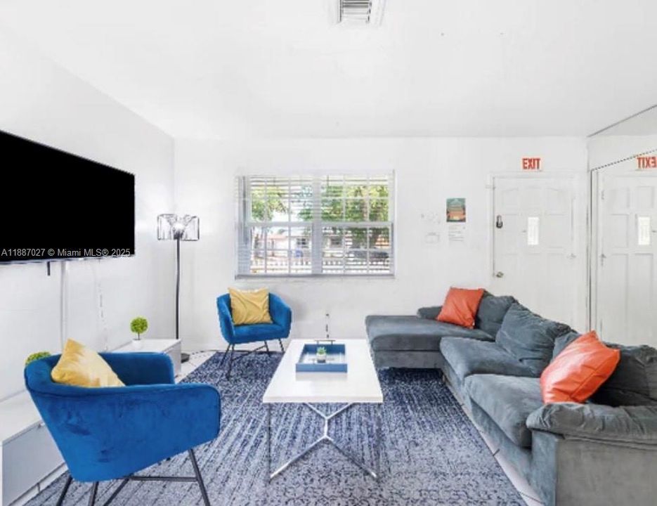 合同活跃: $4,500 (5 贝兹, 3 浴室, 1702 平方英尺)